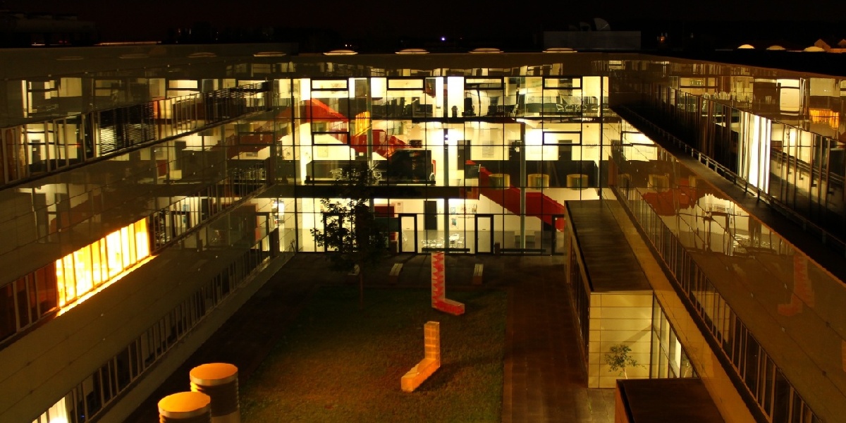 Innenhof des Physikgebäudes bei Nacht